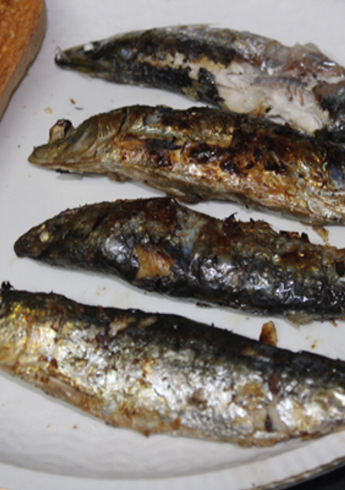 Una foto de Sardinas gigantes al fuego de leña