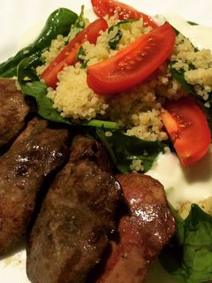 Serpenyős csirkemáj baby spenótos kuszkusszal recept fotója