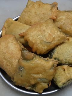 अळूच्या पानाची भजी (Aluchya Panachi Bhajji Recipe In Marathi) रेसिपी चे मुख्य फोटो