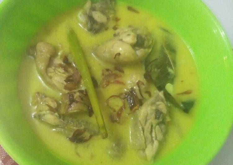 Opor ayam bumbu kuning