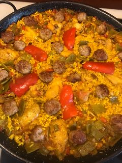 Una foto de Paella valenciana de carne, albóndigas y verdura variada