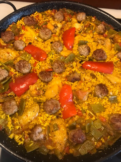 Una foto de Paella valenciana de carne, albóndigas y verdura variada