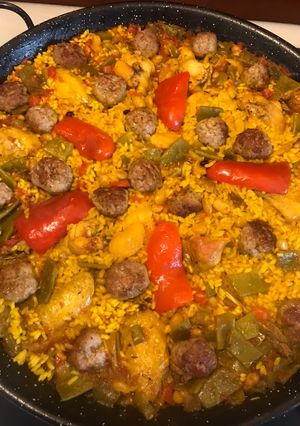 Una foto de Paella valenciana de carne, albóndigas y verdura variada