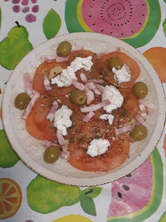 Una foto de Carpaccio de tomate cór de bou con guarnición