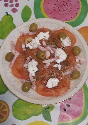 Una foto de Carpaccio de tomate cór de bou con guarnición