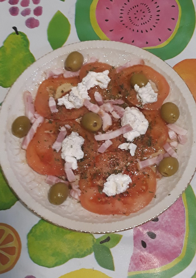 Una foto de Carpaccio de tomate cór de bou con guarnición