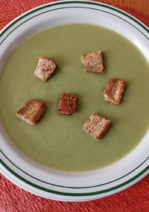Una foto de Sopa de calabacita con chayote