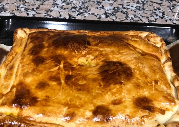 Empanada de pisto, atún y huevo