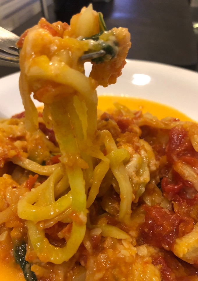Una foto de Tallarines de zucchini con salsa pomodoro... sin TACC, exquisitos y mega livianos! 🤪🤪 una 💣