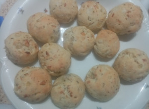 Una foto de * Pancitos de cebolla, ajo, orégano y queso *