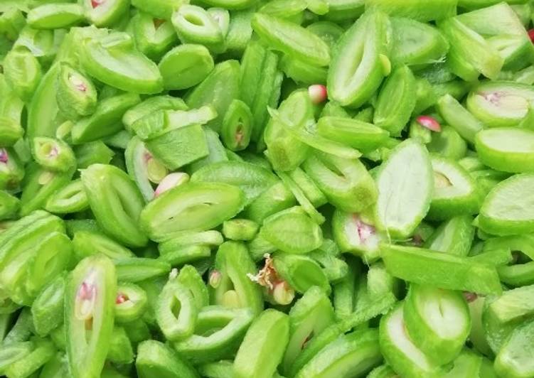Thin cut fresh beans