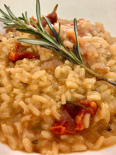 Una foto de Risotto de romero y tomates secos