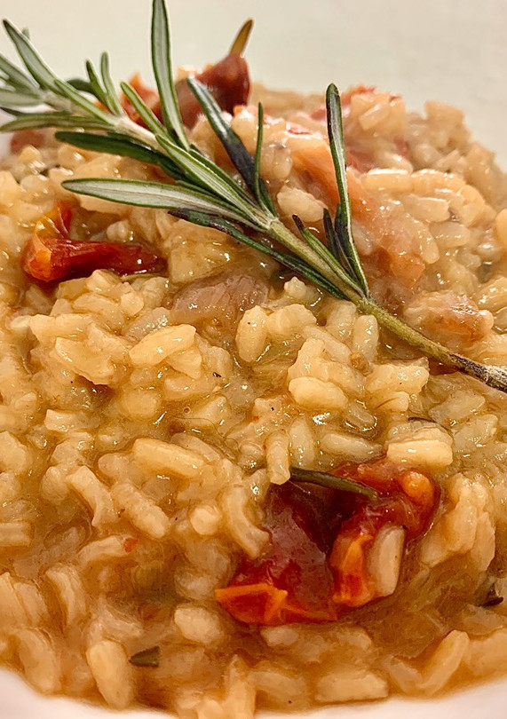 Una foto de Risotto de romero y tomates secos