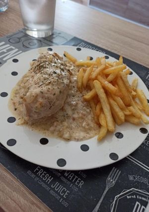 Una foto de Pechuga de pollo en salsa de puerro