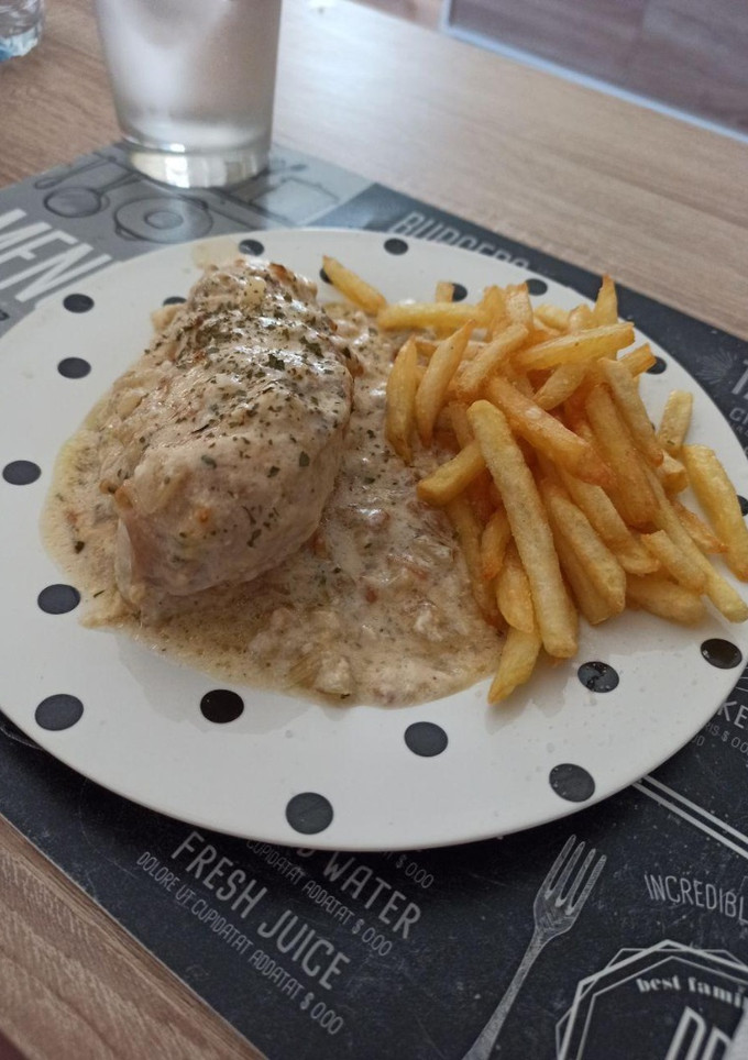 Una foto de Pechuga de pollo en salsa de puerro