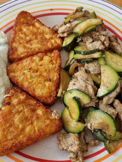 Zucchini-Puten-Gyros mit Kartoffelrösti und Zaziki Rezepthauptbild