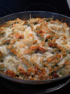 Una foto de Pasta de espinacas, frutos secos y quesos