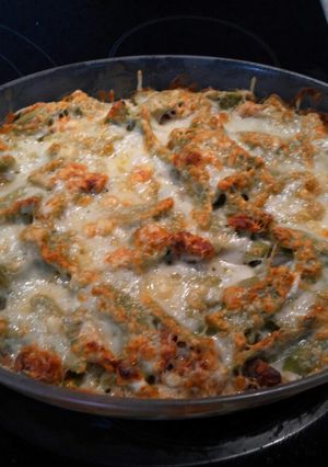 Una foto de Pasta de espinacas, frutos secos y quesos