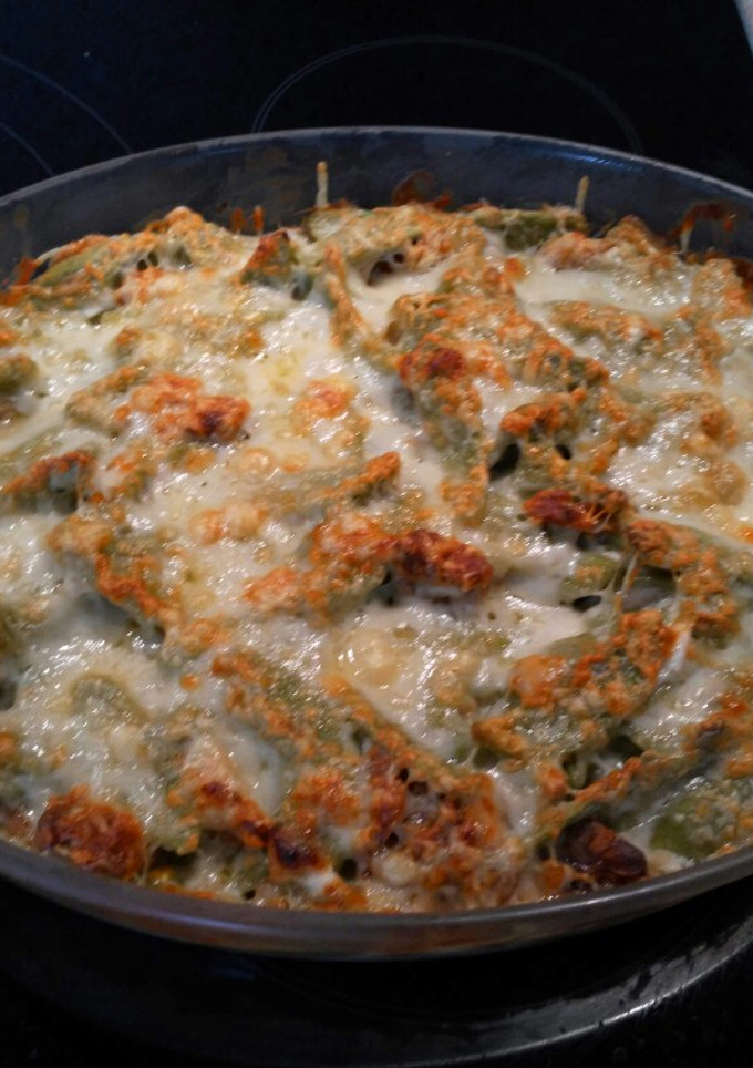 Una foto de Pasta de espinacas, frutos secos y quesos