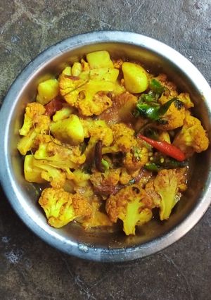 আলু ফুলকপির নিরামিষ তরকারি (aloo Fulkopir niramish tarkari) রেসিপির প্রধান ছবি