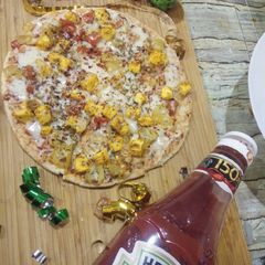A picture of Paneer tikka pizza.