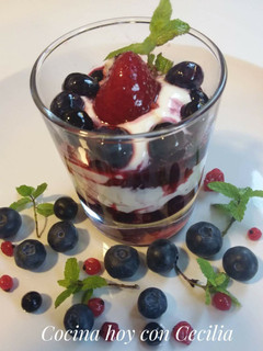 Foto principal de Postre de frutos rojos y yogur