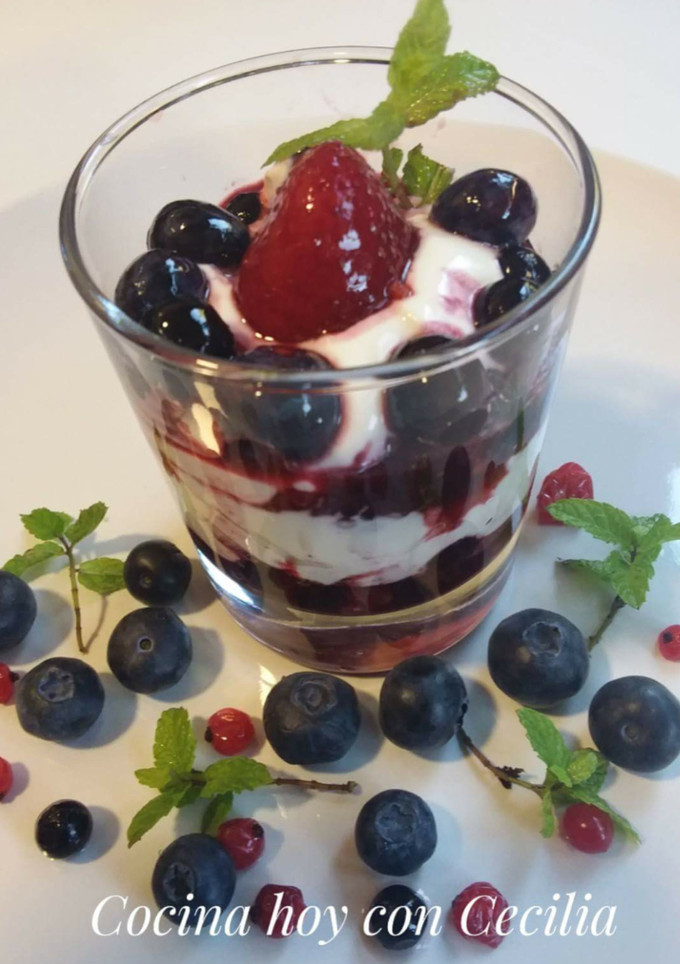 Una foto de Postre de frutos rojos y yogur