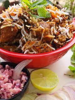 चिकन दम बिर्याणी (Chicken dum biryani in recipe in marathi) रेसिपी चे मुख्य फोटो 