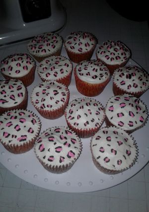 Una foto de Cupcakes de vainilla con crema Chantilly💙