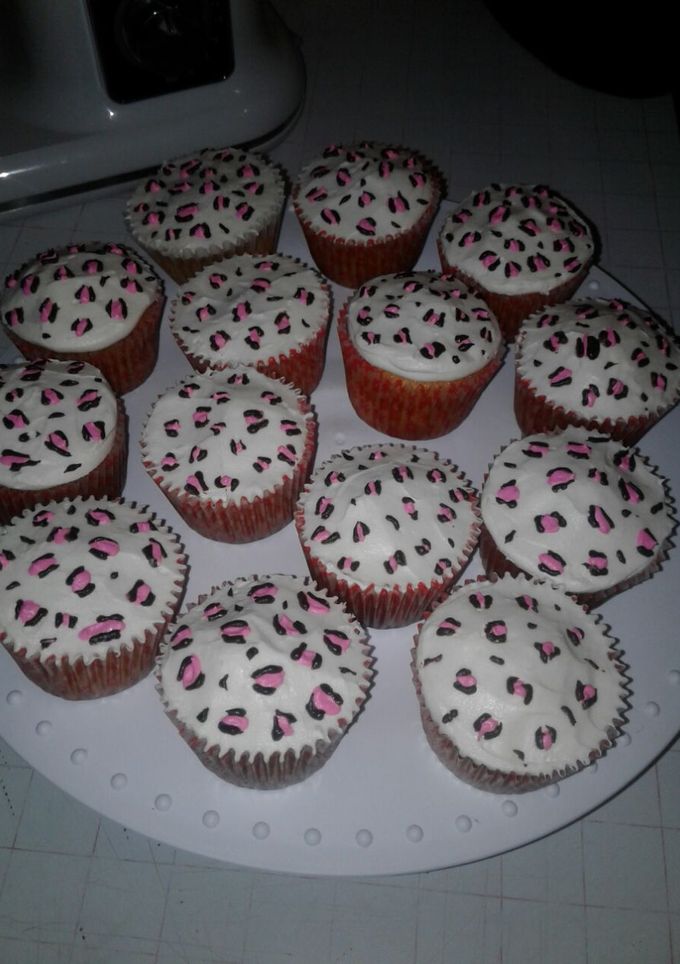 Una foto de Cupcakes de vainilla con crema Chantilly💙