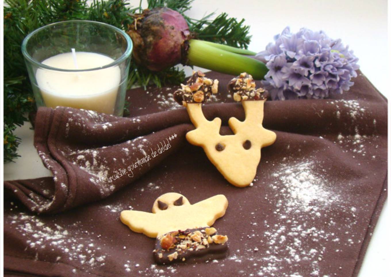 Sablés de noël à la vanille &<br /><br />chocolat noir intense<br /><br />et noisettes torréfiées
