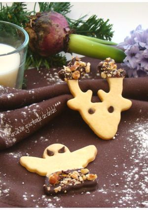 Une photo de Sablés de noël à la vanille &chocolat noir intenseet noisettes torréfiées