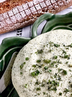 Una foto de “Queso” de almendra estilo Boursin con ajo y finas hierbas