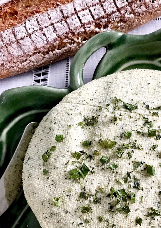 Una foto de “Queso” de almendra estilo Boursin con ajo y finas hierbas