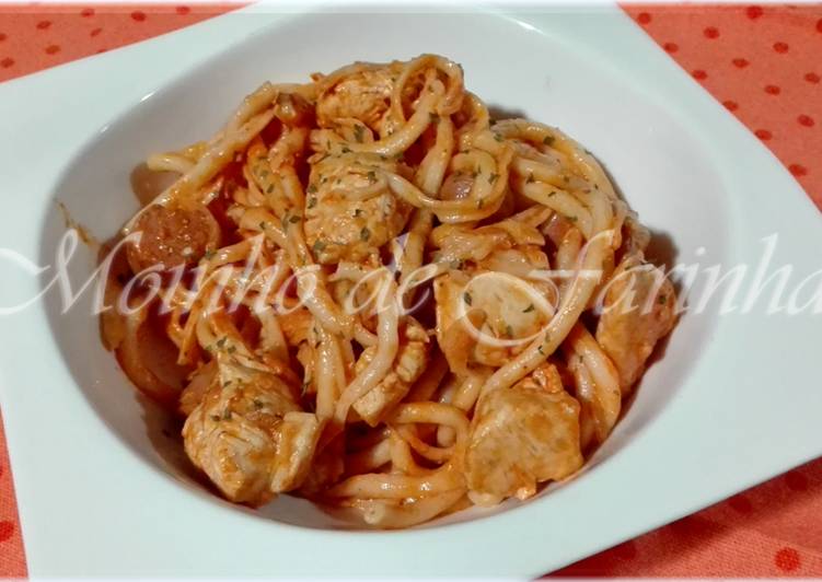 Recipe of Homemade Massa meada com cubinhos de frango e salsichas