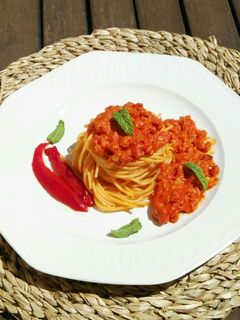 Una foto de Espaguetis con salsa de pimientos asados y soja texturizada