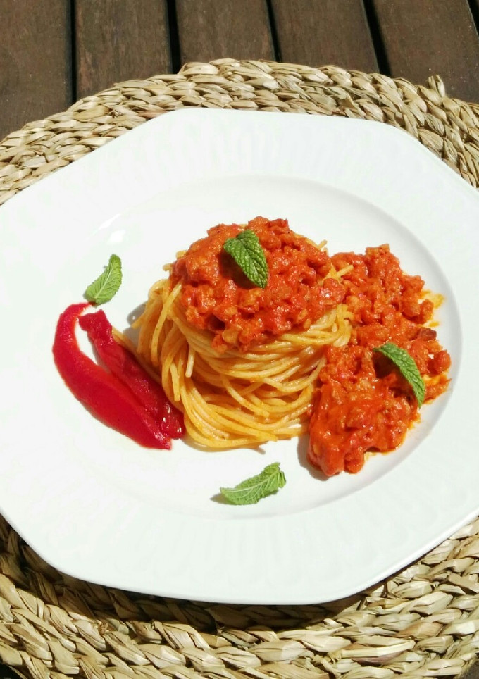 Una foto de Espaguetis con salsa de pimientos asados y soja texturizada