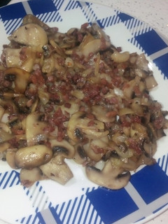 Una foto de Champiñones con taquitos de jamón y cebollita