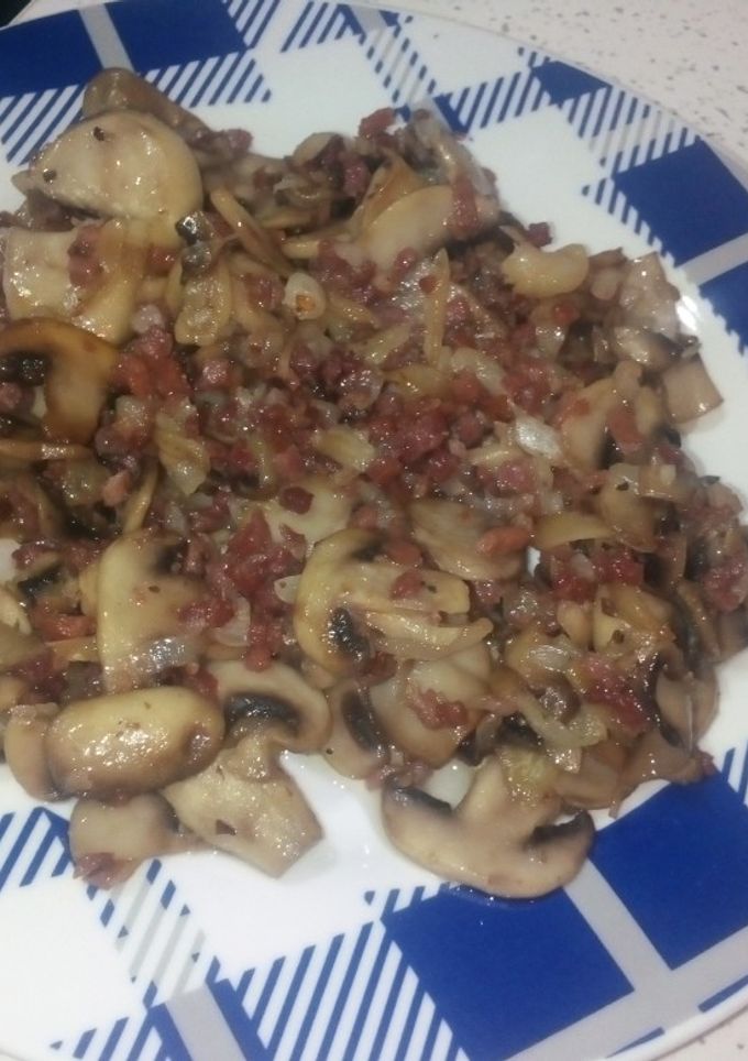 Una foto de Champiñones con taquitos de jamón y cebollita