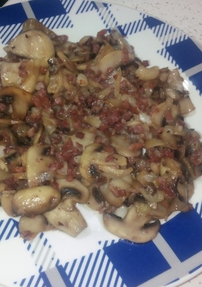 Una foto de Champiñones con taquitos de jamón y cebollita