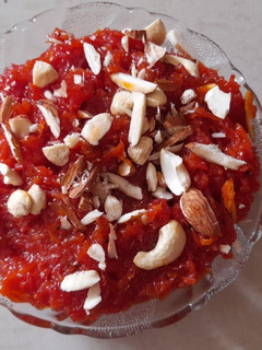 ગાજર નો હલવો(Carrot Halwa recipe in Gujarati) રેસીપી મુખ્ય ફોટો