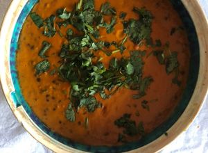 Una foto de Curry de lentejas negras