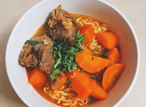 Hình của món Mì gói bò kho mềm.