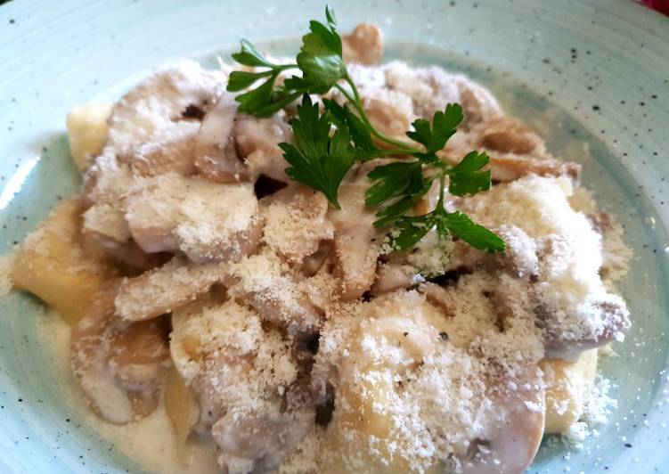 Tortellini de 4 quesos con salsa de nata y champiñones