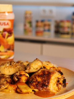 Una foto de Pollo picón con papas panaderas