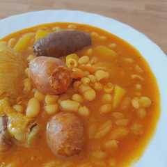 Una foto de Alubias blancas con chorizo y pollo