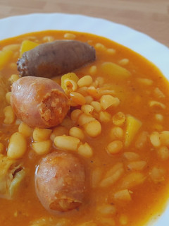 Una foto de Alubias blancas con chorizo y pollo