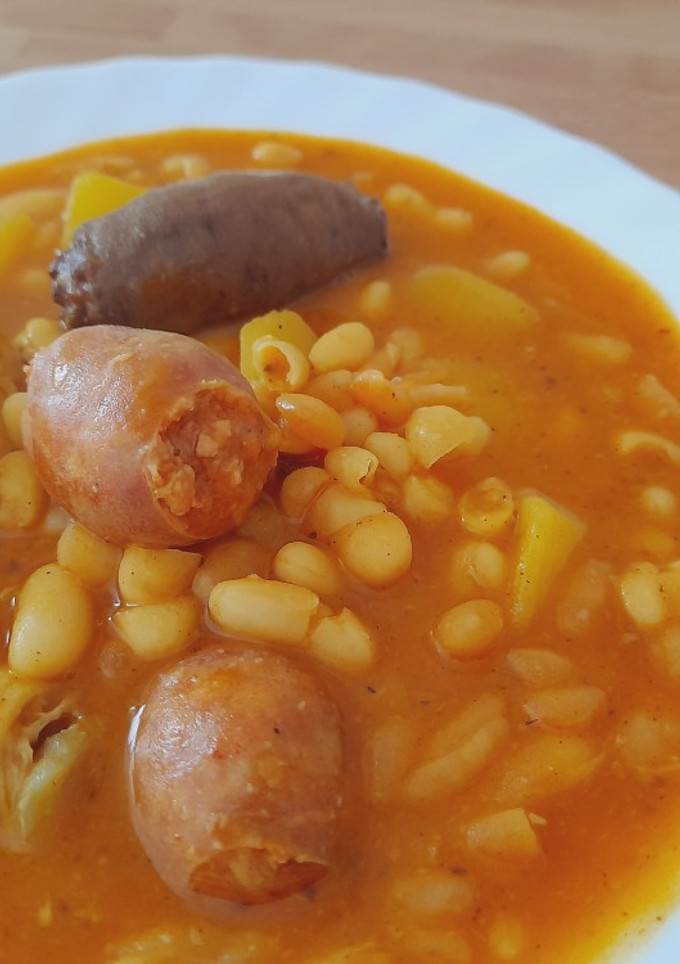 Una foto de Alubias blancas con chorizo y pollo