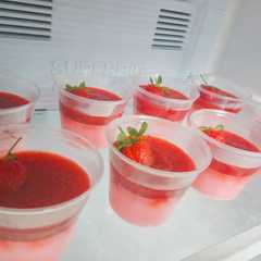 A picture of Puding susu dengan fla stroberi.