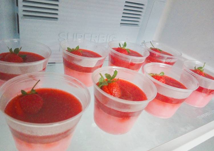 Puding susu dengan fla stroberi